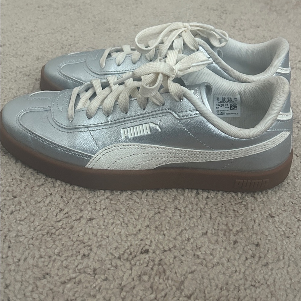 Puma Women's Silver and White Sneakers with Tan Sole : Puma Club Era II